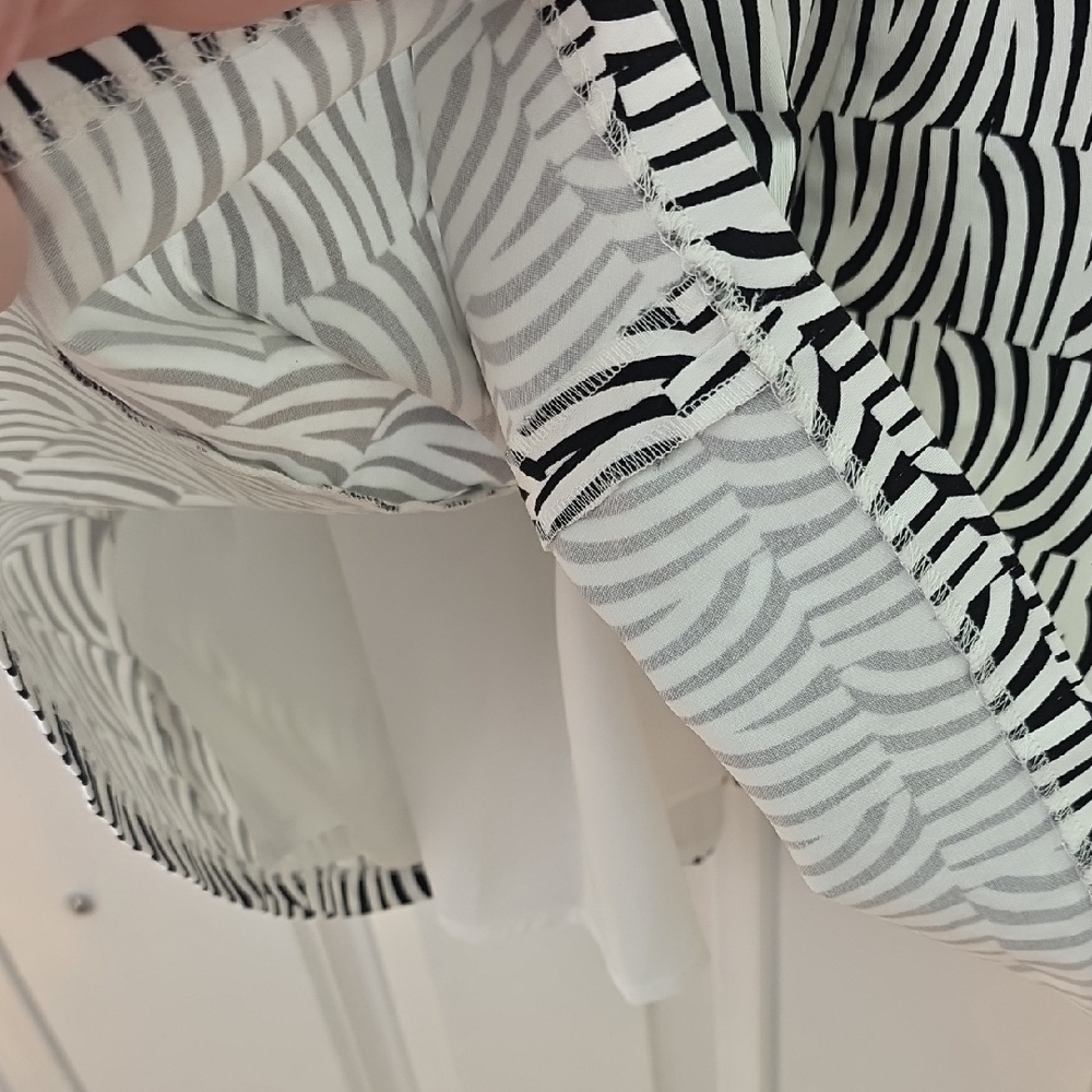 CeCe Black and White Abstract Stripe Cotton Dress. Size 14 - Picture 9 of 11